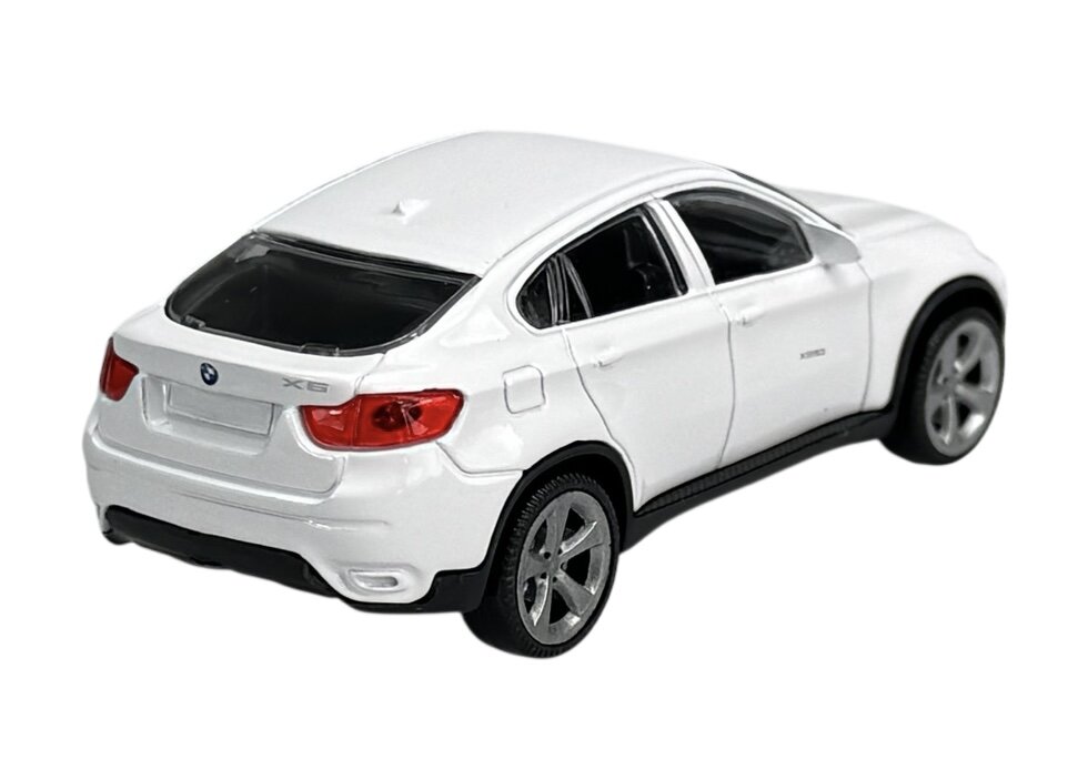 Model samochodu w kolorze białym z widocznym logo BMW na tylnej klapie. Samochód ma srebrne felgi i przyciemniane szyby.