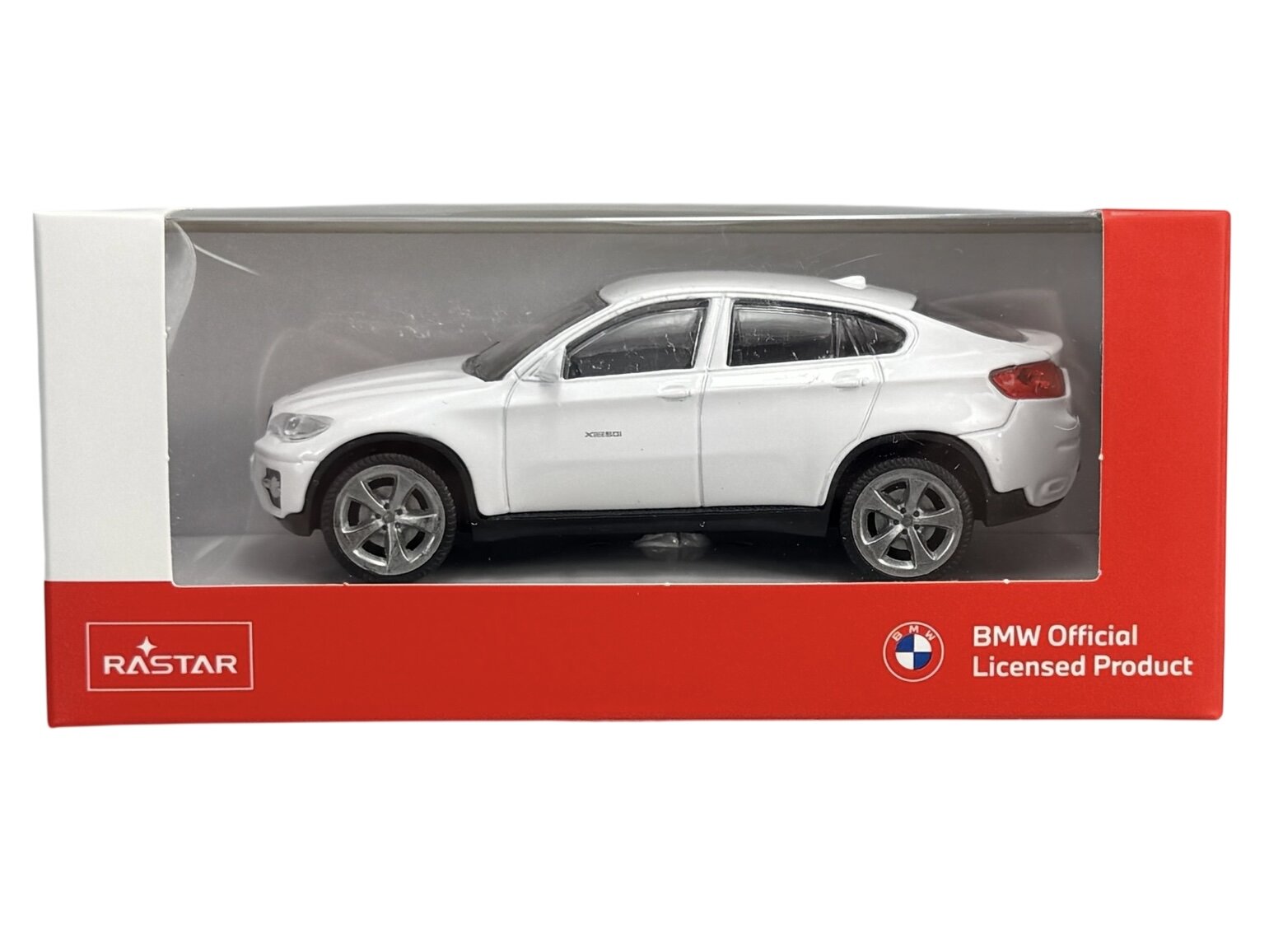 Model samochodu BMW X6 w skali 1:43 w kolorze białym, zapakowany w pudełko z logo Rastar i napisem \'BMW Official Licensed Product\'.