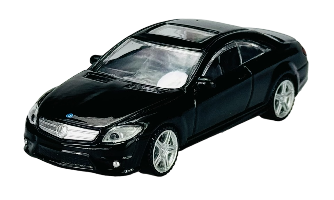 Czarny model samochodu w skali 1:43 z widocznym logo producenta na masce. Samochód ma srebrne felgi i przezroczyste szyby.