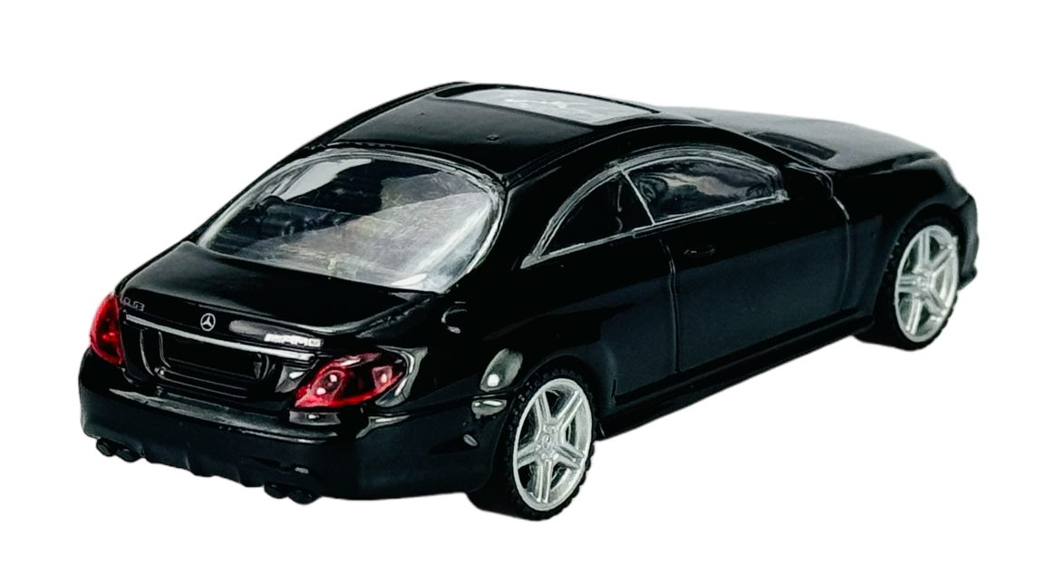 Czarny model samochodu w skali 1:43 z widocznymi detalami, takimi jak srebrne felgi i tylne światła. Na tylnej części pojazdu znajduje się logo i napis AMG.