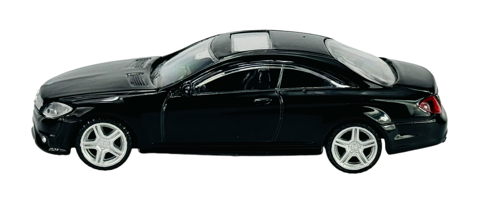 Czarny model samochodu w skali 1:43, przypominający Mercedes-Benz, z widocznymi srebrnymi felgami i szczegółami karoserii.