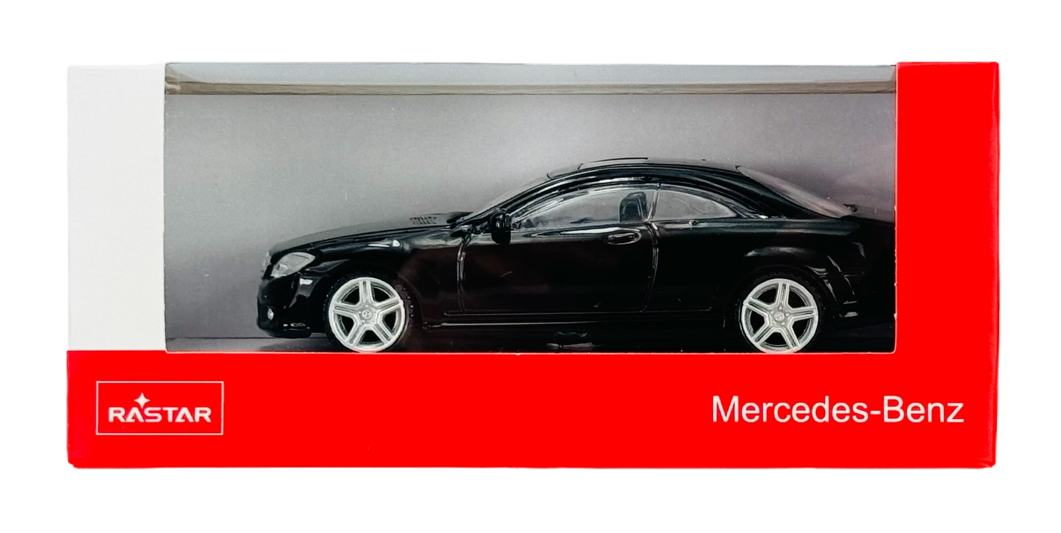 Czarny model samochodu w skali 1:43 umieszczony w czerwonym opakowaniu z przezroczystym frontem. Na opakowaniu widoczne są napisy \'RASTAR\' i \'Mercedes-Benz\'.