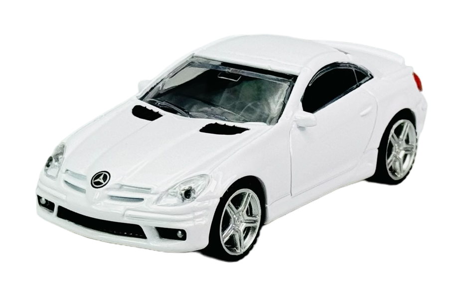 Biały model samochodu Mercedes-Benz z widocznym logo na masce, wykonany w skali 1:43. Samochód ma srebrne felgi i czarne detale na masce.