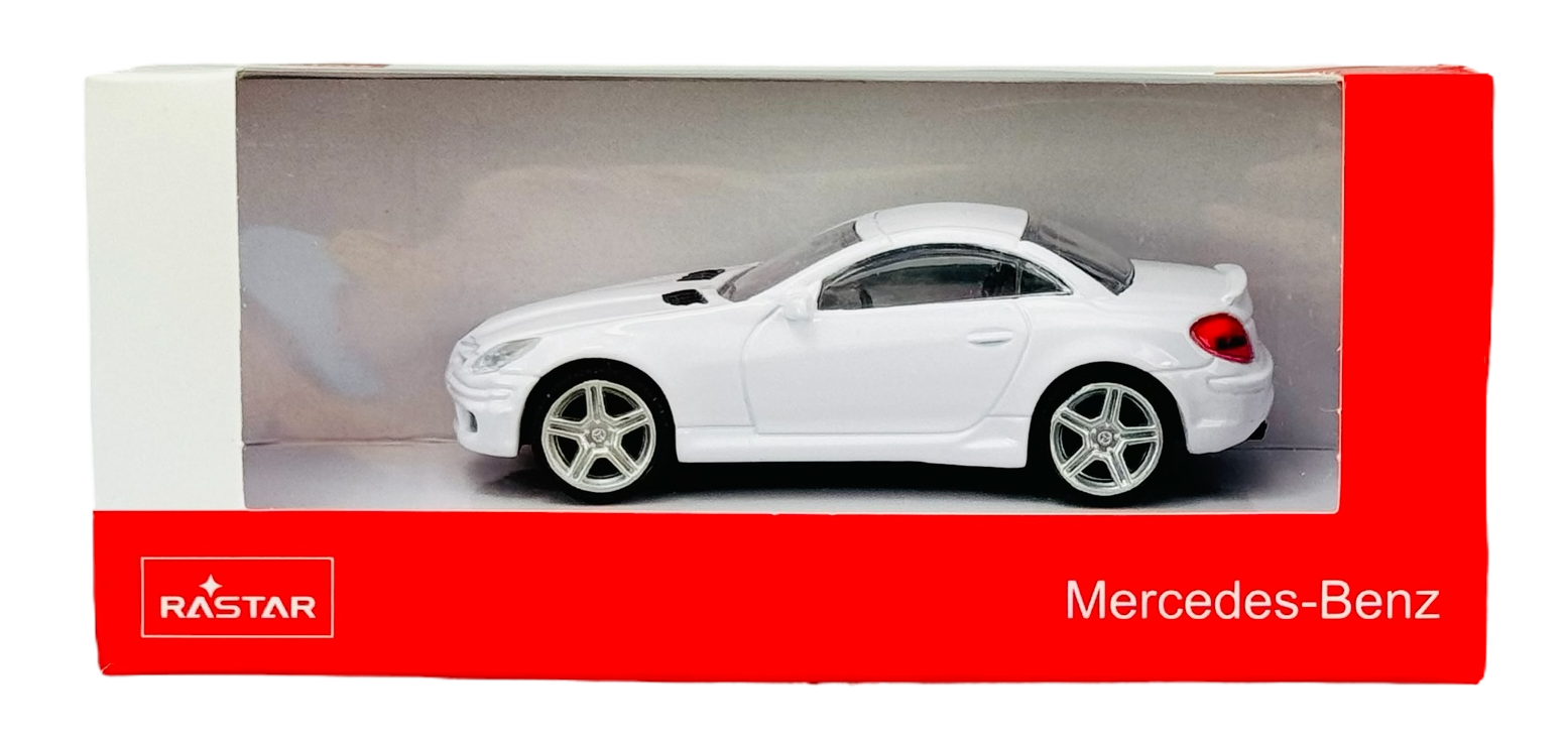 Model samochodu Mercedes-Benz w kolorze białym znajduje się w pudełku z logo RASTAR. Na opakowaniu widoczny jest napis \'Mercedes-Benz\'.