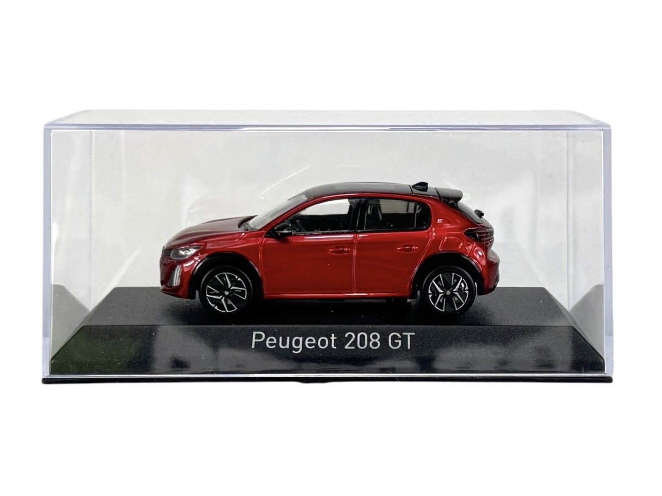 Model samochodu w skali 1:43 przedstawiający czerwony Peugeot 208 GT, umieszczony w przezroczystej gablocie. Na podstawce widoczny jest napis \'Peugeot 208 GT\'.