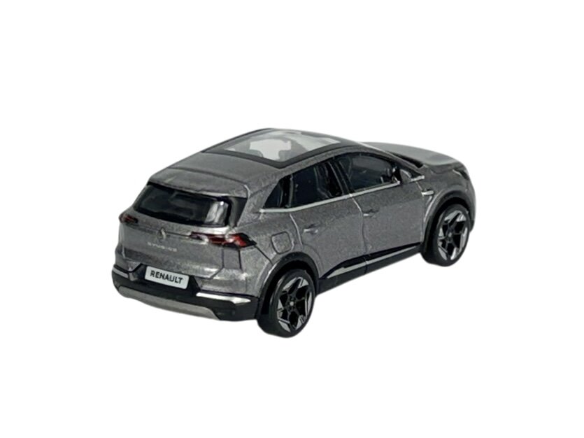 Model samochodu w skali 1:64, srebrny, z widocznym logo \'RENAULT\' na tablicy rejestracyjnej. Posiada ciemne szyby i detale na felgach.