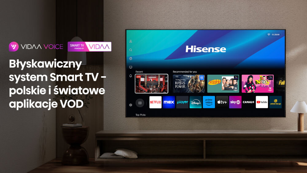 Na ścianie wisi telewizor z logo Hisense, na ekranie widoczne są ikony aplikacji takich jak Netflix, Prime Video i inne. Obok telewizora znajduje się tekst: \'Błyskawiczny system Smart TV – polskie i światowe aplikacje VOD\'.