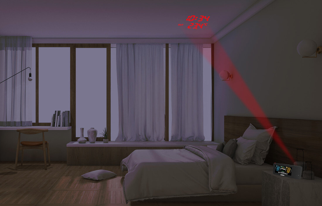 W sypialni na stoliku nocnym znajduje się stacja pogody z wyświetlaczem, która projektuje czerwony tekst na ścianie: \'20:34\' i \'-2.4°C\'. W pokoju są zasłonięte zasłony, łóżko z pościelą oraz biurko z krzesłem.
