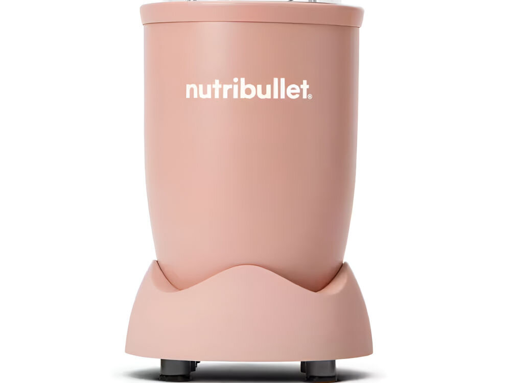 Na obrazie widoczny jest różowy blender z logo \'nutribullet\' na przedniej części. Blender stoi na czarnych nóżkach.