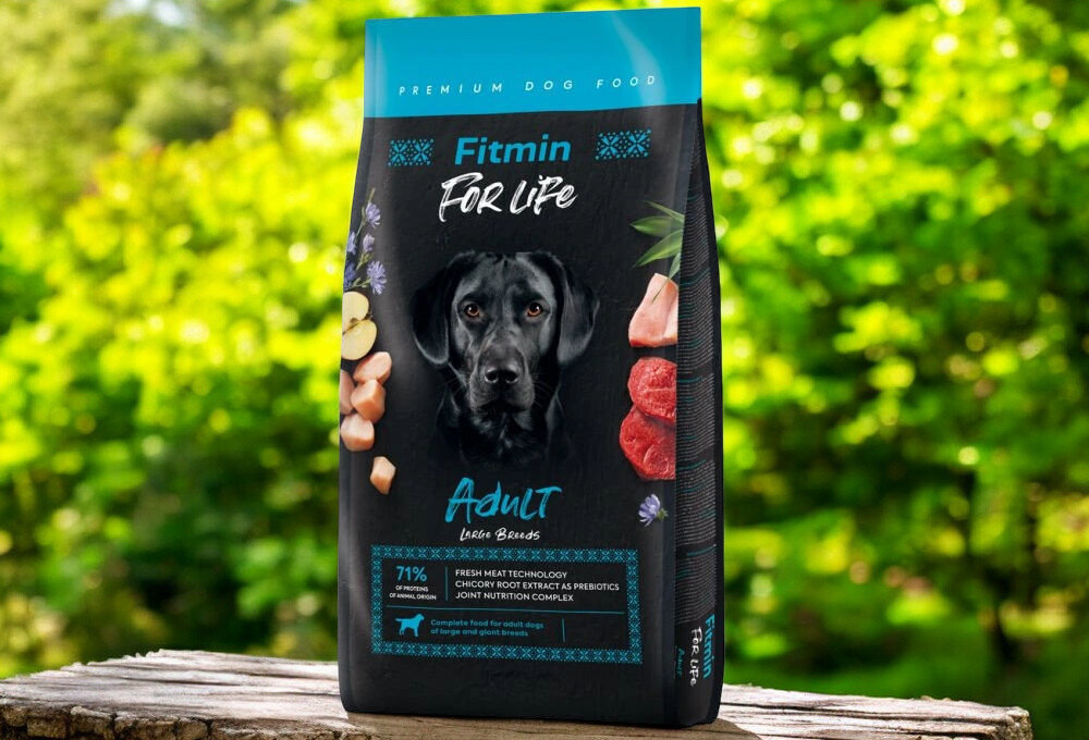 Karma dla psa FITMIN Dog For Life Adult Large Breeds 15 kg opakowanie karmy na tle parku natury