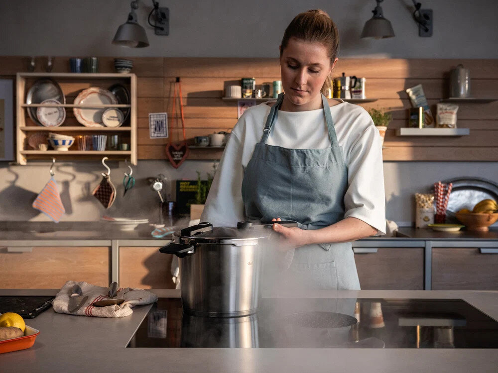 Szybkowar FISSLER Vitaquick Premium 602-810-08-070/0 zdjęcie lifestyle Stal nierdzewna ze szczotkowanej stali nierdzewnej 18/10  w 90% pochodzi z recyklingu Dno SuperThermic  do wszystkich rodzajów kuchenek w tym indukcyjnych