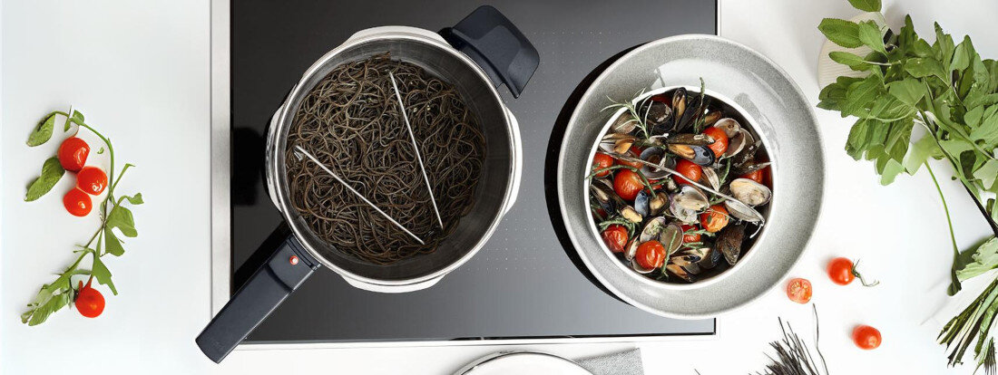 Szybkowar FISSLER Vitaquick Premium 602-810-08-070/0 zdjęcie lifestyle Wygodne odmierzanie skala pomiarowa wewnątrz Zdejmowany uchwyt pokrywy 