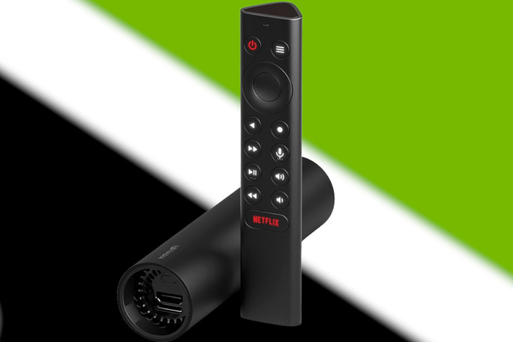 Na obrazie widoczny jest czarny pilot z przyciskami, w tym przycisk z napisem \'NETFLIX\', oraz cylindryczne urządzenie z portem HDMI. Tło jest w kolorach zielonym, białym i czarnym.