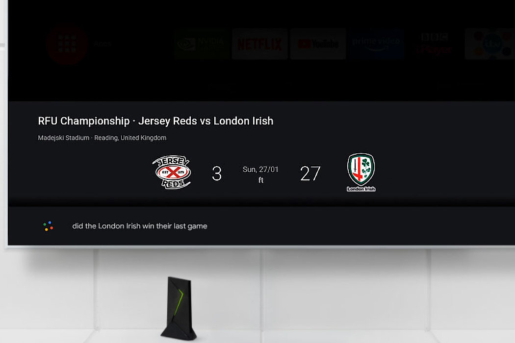 Na ekranie widoczny jest wynik meczu RFU Championship: Jersey Reds 3, London Irish 27. Poniżej znajduje się konsola z zielonym podświetleniem.