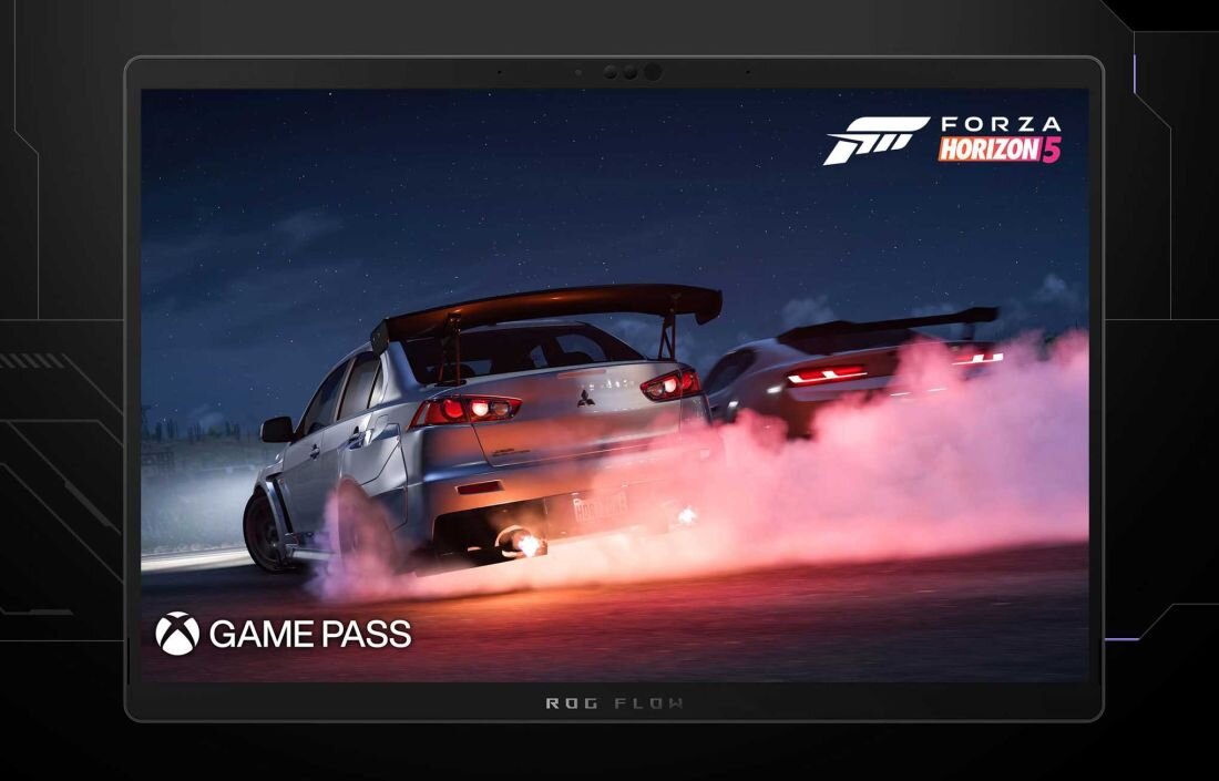Obraz przedstawia dwa samochody wyścigowe w ruchu, generujące chmurę dymu na drodze. Na ekranie widoczne są napisy: \'FORZA HORIZON 5\' oraz \'GAME PASS\'.