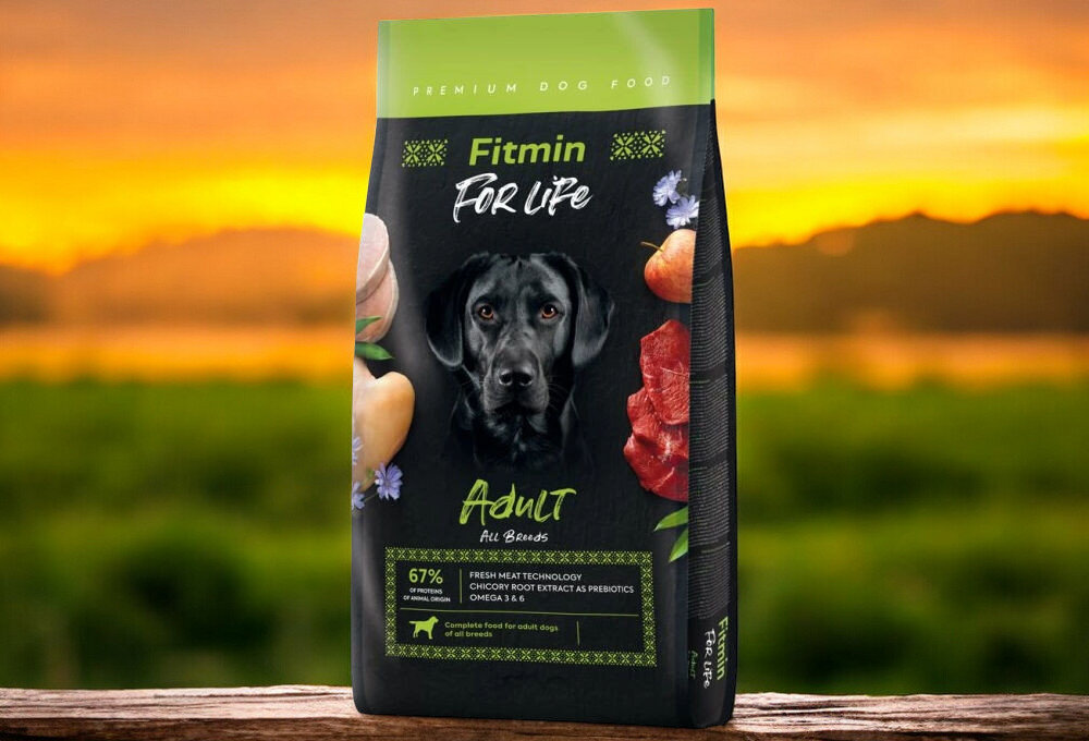 Karma dla psa FITMIN Dog For Life Adult 15 kg opakowanie karmy na tle parku natury