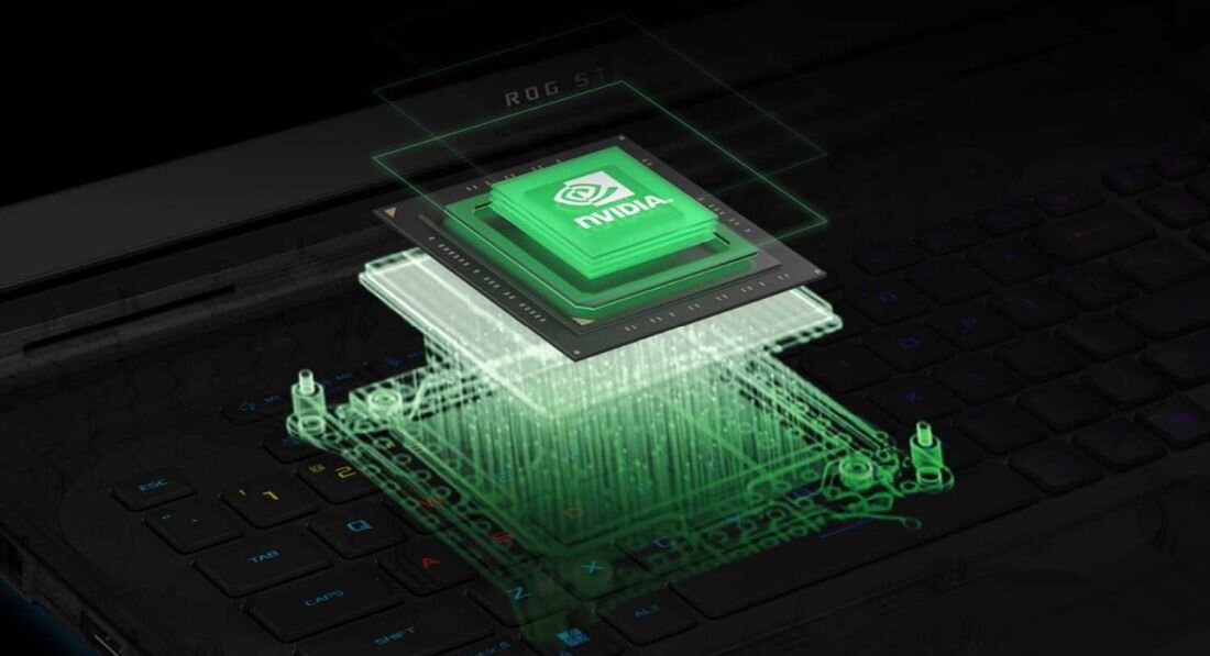 Obraz przedstawia wizualizację zielonego układu scalonego z logo NVIDIA, unoszącego się nad klawiaturą laptopa. W tle widoczny jest napis \'ROG Strix\'.