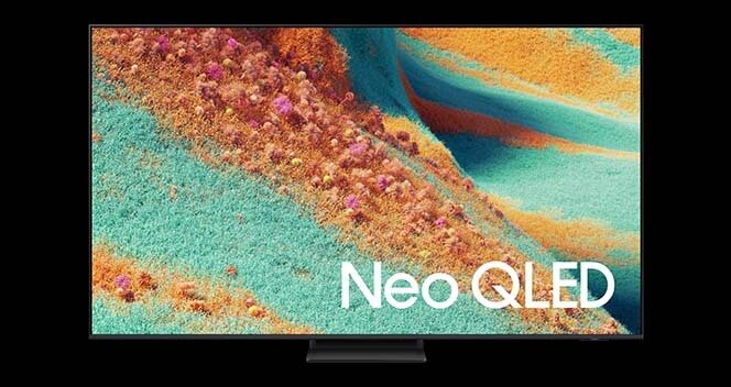 Telewizor z wyświetlaczem prezentującym kolorowy, abstrakcyjny wzór w odcieniach pomarańczowego, turkusowego i fioletowego. Na ekranie widoczny jest napis \'Neo QLED\'.