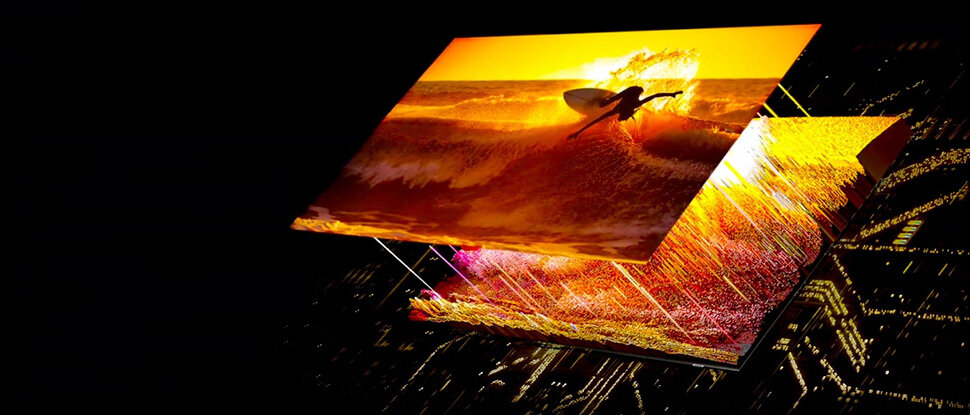 970x415 quantum matrix technology pc Obraz przedstawia dynamiczną scenę z surferem na fali, z intensywnymi kolorami i efektami świetlnymi, które sugerują zaawansowaną technologię wyświetlania. W tle widoczne są warstwy technologiczne, co może wskazywać na strukturę ekranu telewizora.