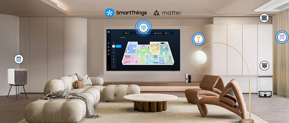 W nowoczesnym salonie znajduje się duży telewizor na ścianie, na którym wyświetlany jest interfejs aplikacji SmartThings. W pomieszczeniu widoczne są także ikony związane z technologią SmartThings i Matter oraz różne elementy wyposażenia wnętrza, takie jak sofa i fotel.