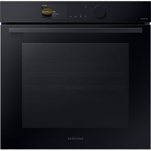 Piekarnik NV7B6685BAK z opcją przyrządzania dań na parze Czarny piekarnik elektryczny z mikrofalą marki Samsung z panelem sterowania i wyświetlaczem. Na panelu widoczne są przyciski i pokrętło, a na drzwiach znajduje się logo Samsung.