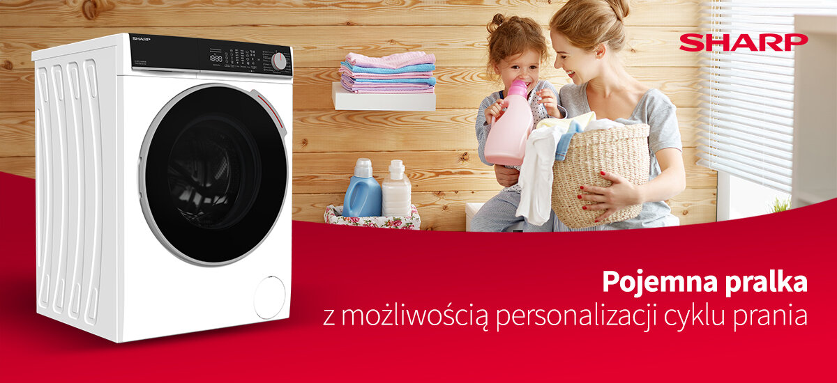 Obraz przedstawia białą pralkę z czarnym panelem i okrągłym drzwiczkami. Obok widoczna jest kobieta z dzieckiem, a w tle logo SHARP oraz tekst: \'Pojemna pralka z możliwością personalizacji cyklu prania\'.