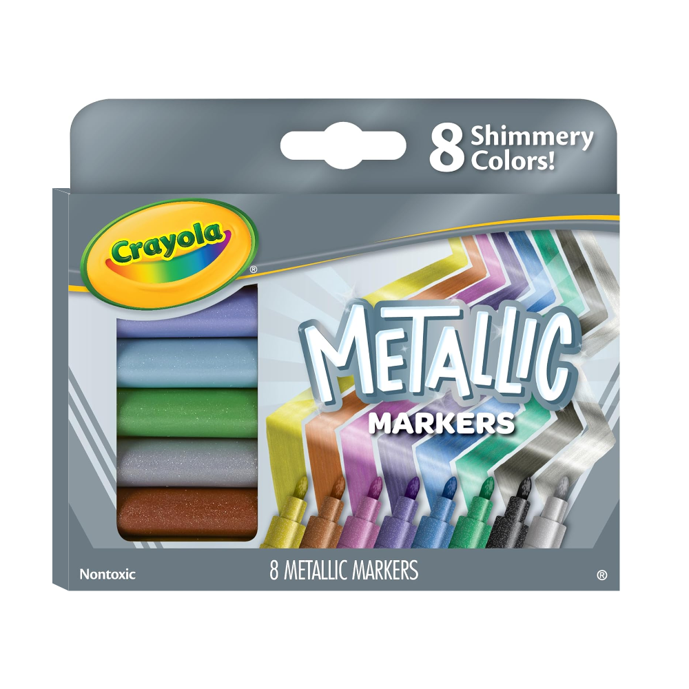 Opakowanie markerów metalicznych Crayola z widocznymi ośmioma kolorami i napisem \'8 Shimmery Colors!\'. Na opakowaniu znajduje się logo Crayola oraz tekst \'8 METALLIC MARKERS\'.