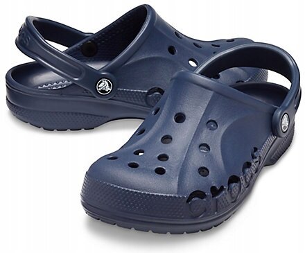 Na obrazie widoczne są granatowe chodaki z otworami wentylacyjnymi i paskiem na piętę. Na boku jednego z butów znajduje się napis \'Crocs\'.