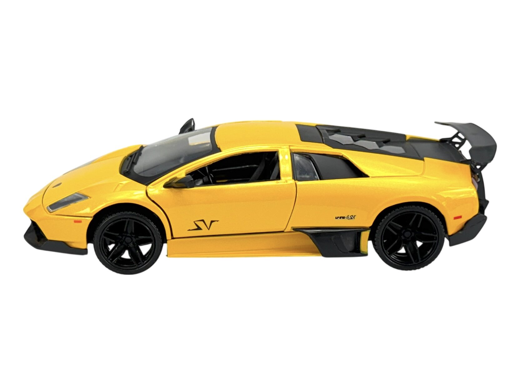 Żółty model samochodu sportowego z czarnymi detalami i dużym tylnym spojlerem. Na boku widoczne są oznaczenia \'SV\'.