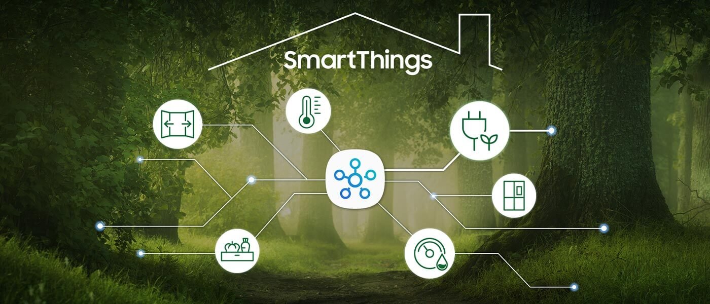 Graf pokazuje możliwości oszczędzania energii z aplikacją Samsung SmartThings Na tle lasu widoczny jest schemat z centralnym symbolem połączonym liniami z sześcioma ikonami, przedstawiającymi różne funkcje. Nad schematem znajduje się napis \'SmartThings\'.