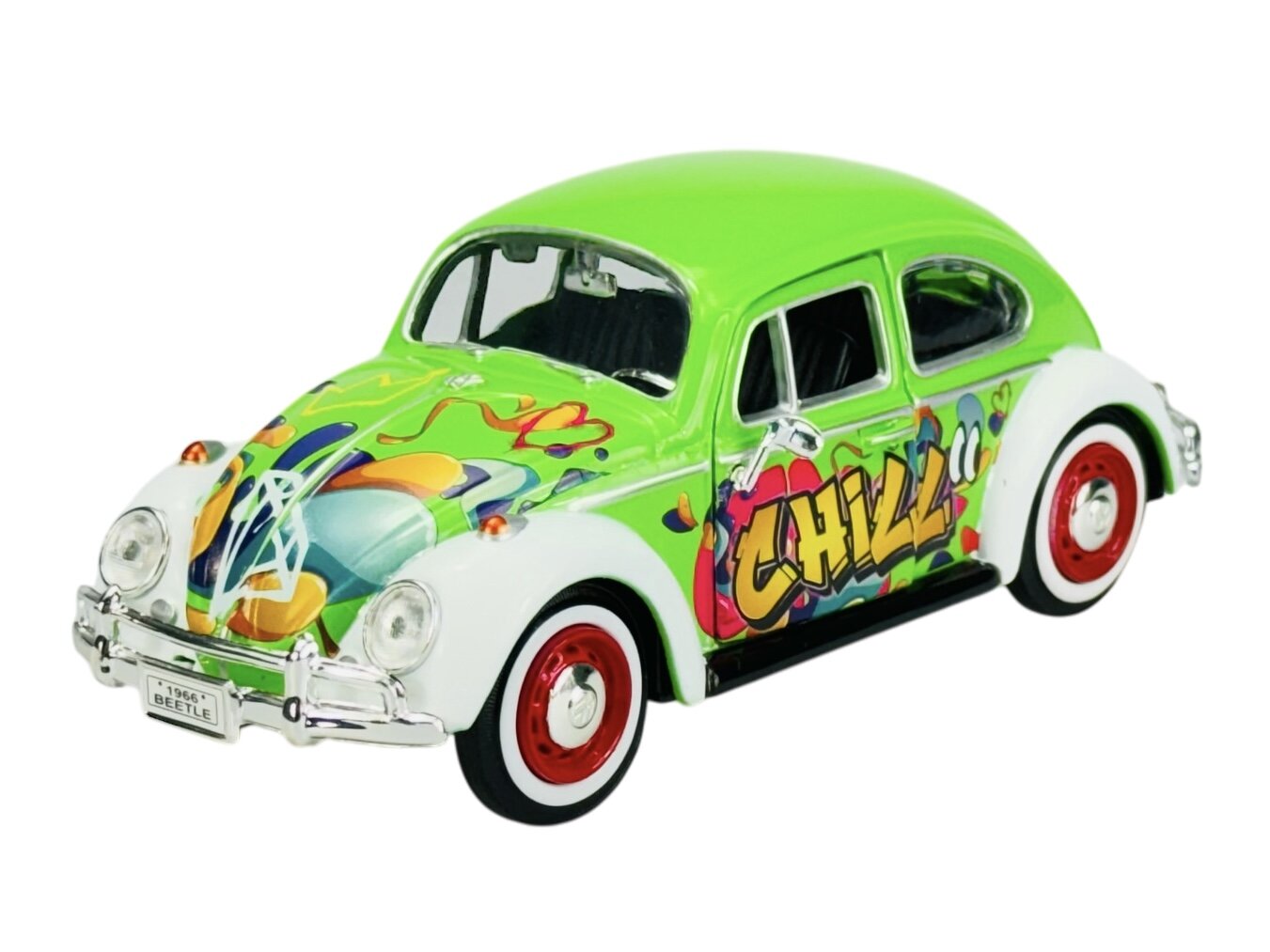 Model samochodu Volkswagen Beetle z 1966 roku w skali 1:24, ozdobiony kolorowym graffiti z napisem \'CHILL\'. Karoseria jest w kolorze zielonym z białymi błotnikami i czerwonymi felgami.
