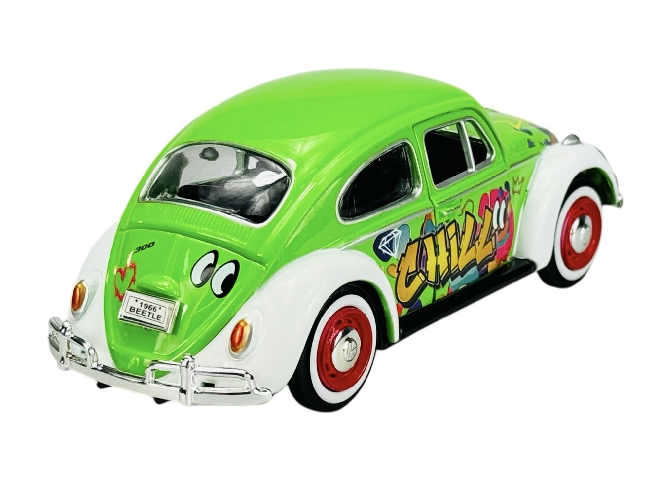 Model samochodu Volkswagen Beetle z 1966 roku w kolorze zielonym z białymi elementami, ozdobiony graffiti z napisem \'CHILL\'. Na tylnej tablicy rejestracyjnej widnieje napis \'1966 BEETLE\'.
