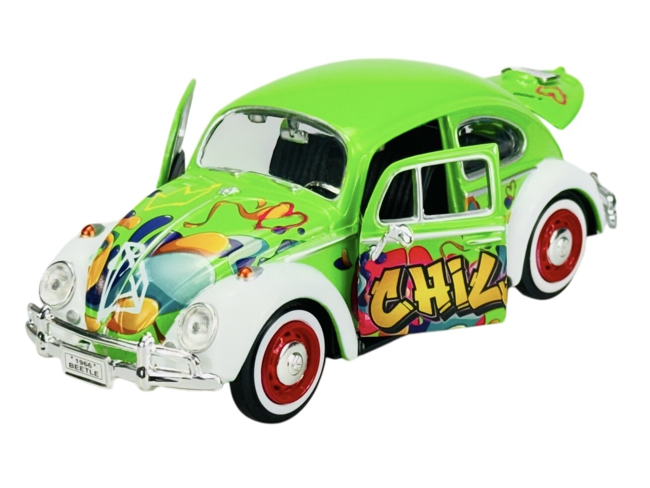 Model samochodu Volkswagen Beetle z 1966 roku w skali 1:24, pomalowany na zielono z kolorowym graffiti i napisem \'CHILL\' na drzwiach. Samochód ma otwarte drzwi i białe opony z czerwonymi felgami.
