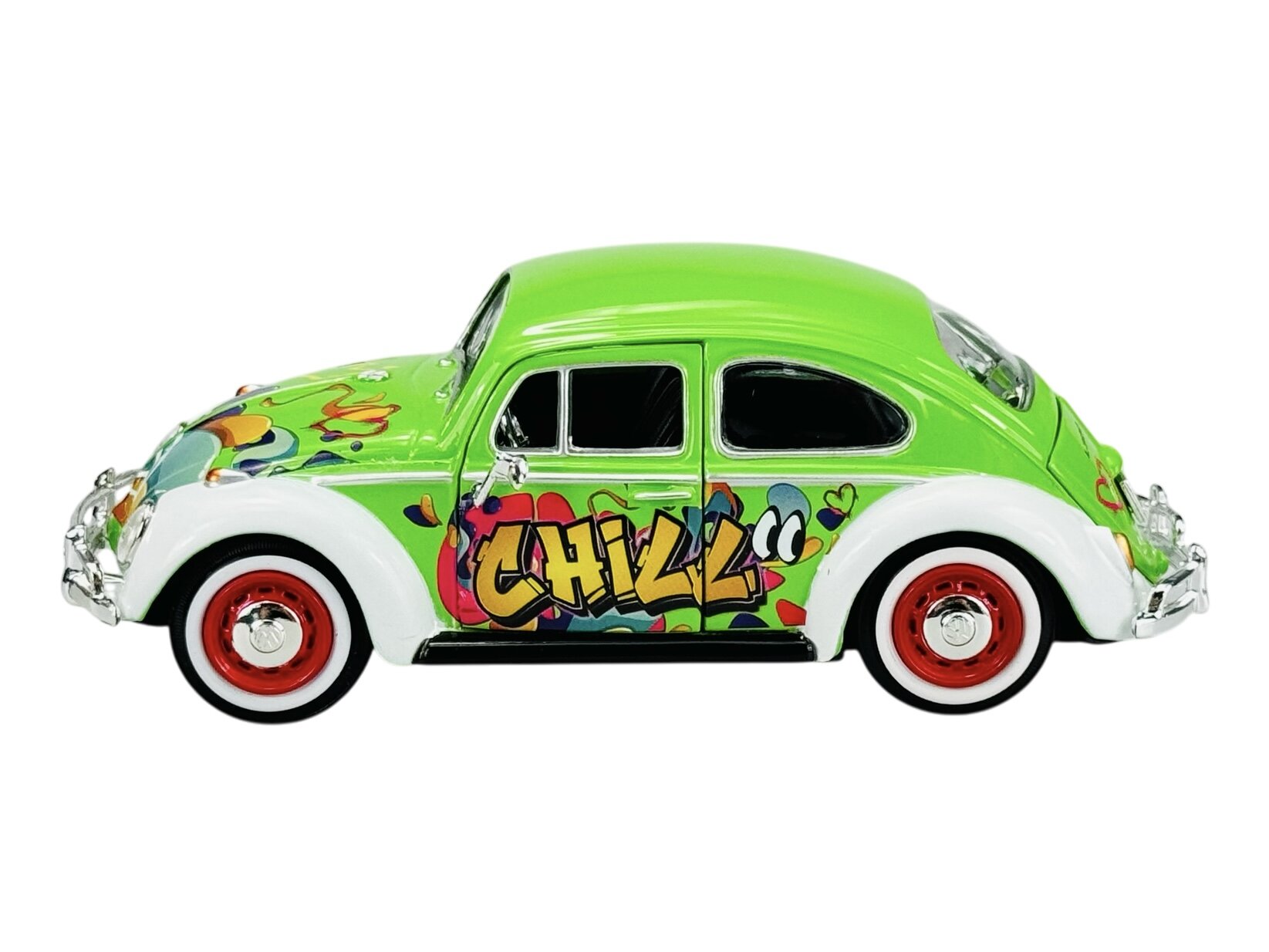 Model samochodu Volkswagen Beetle w kolorze zielonym z graffiti i napisem \'CHILL\' na boku. Koła są czerwone z białymi oponami.
