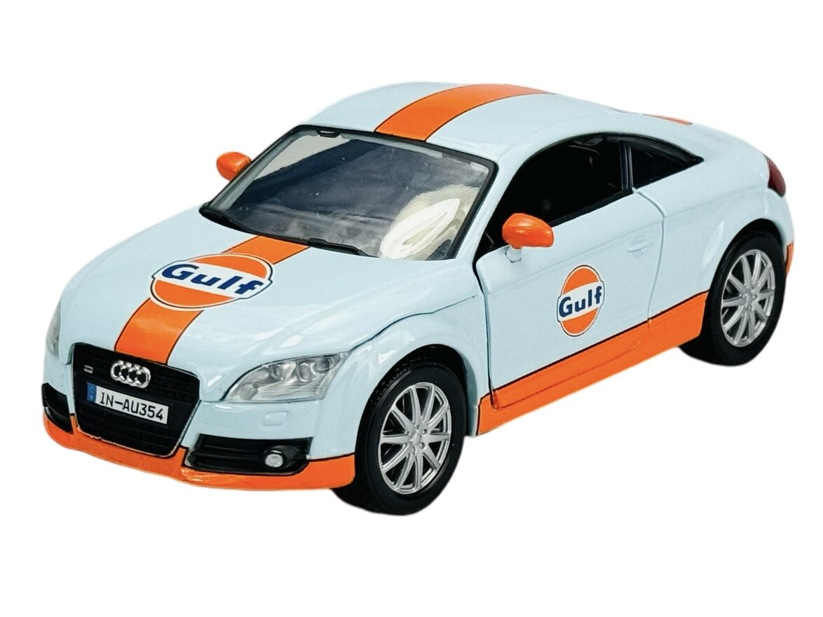 Model samochodu w kolorze jasnoniebieskim z pomarańczowymi pasami i logo \'Gulf\' na masce i drzwiach. Na tablicy rejestracyjnej widnieje napis \'IN-AU354\'.
