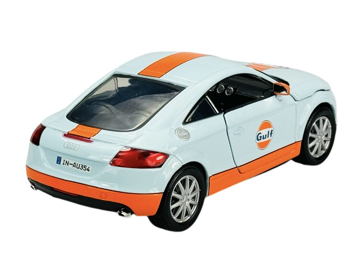 Model samochodu w skali 1:24 przedstawiający Audi TT Coupe w kolorze białym z pomarańczowymi detalami i logo \'Gulf\' na boku. Na tablicy rejestracyjnej widnieje napis \'IN-AU354\'.