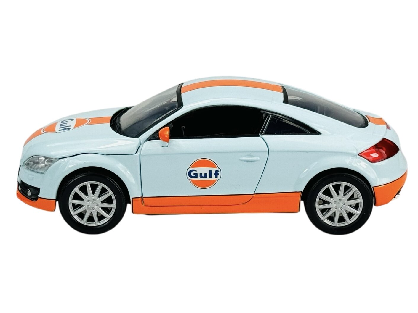 Model samochodu w kolorze jasnoniebieskim z pomarańczowymi akcentami i logo \'Gulf\' na drzwiach. Posiada srebrne felgi i czarne szyby.