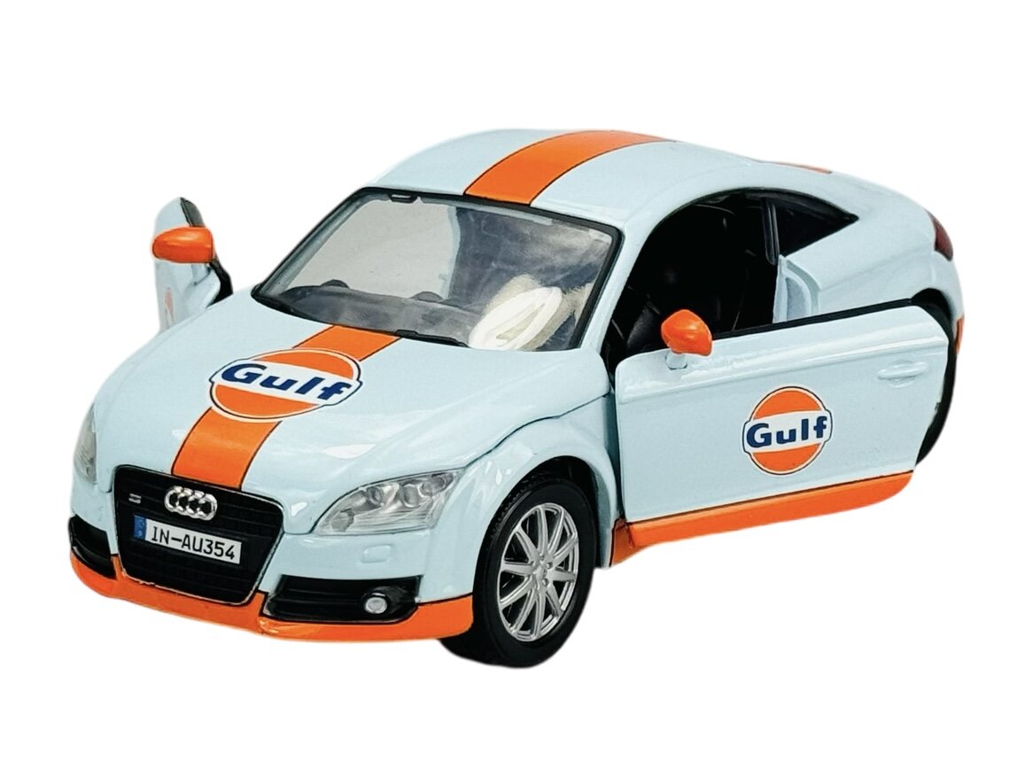 Model samochodu w kolorze jasnoniebieskim z pomarańczowymi pasami i logo \'Gulf\' na masce oraz drzwiach. Na tablicy rejestracyjnej widnieje napis \'IN-AU354\'.