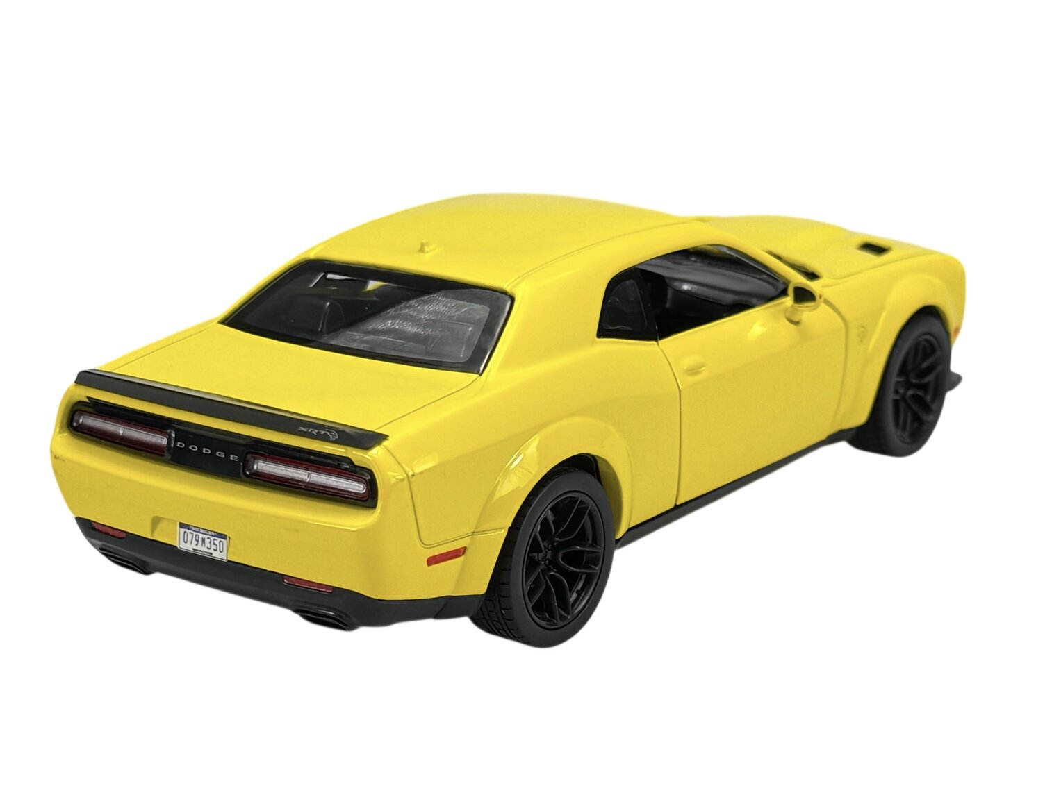 Żółty model samochodu sportowego z czarnymi felgami, widoczny z tyłu i z boku. Na tylnej klapie znajduje się napis \'Dodge\' oraz tablica rejestracyjna z numerem \'D9XM350\'.