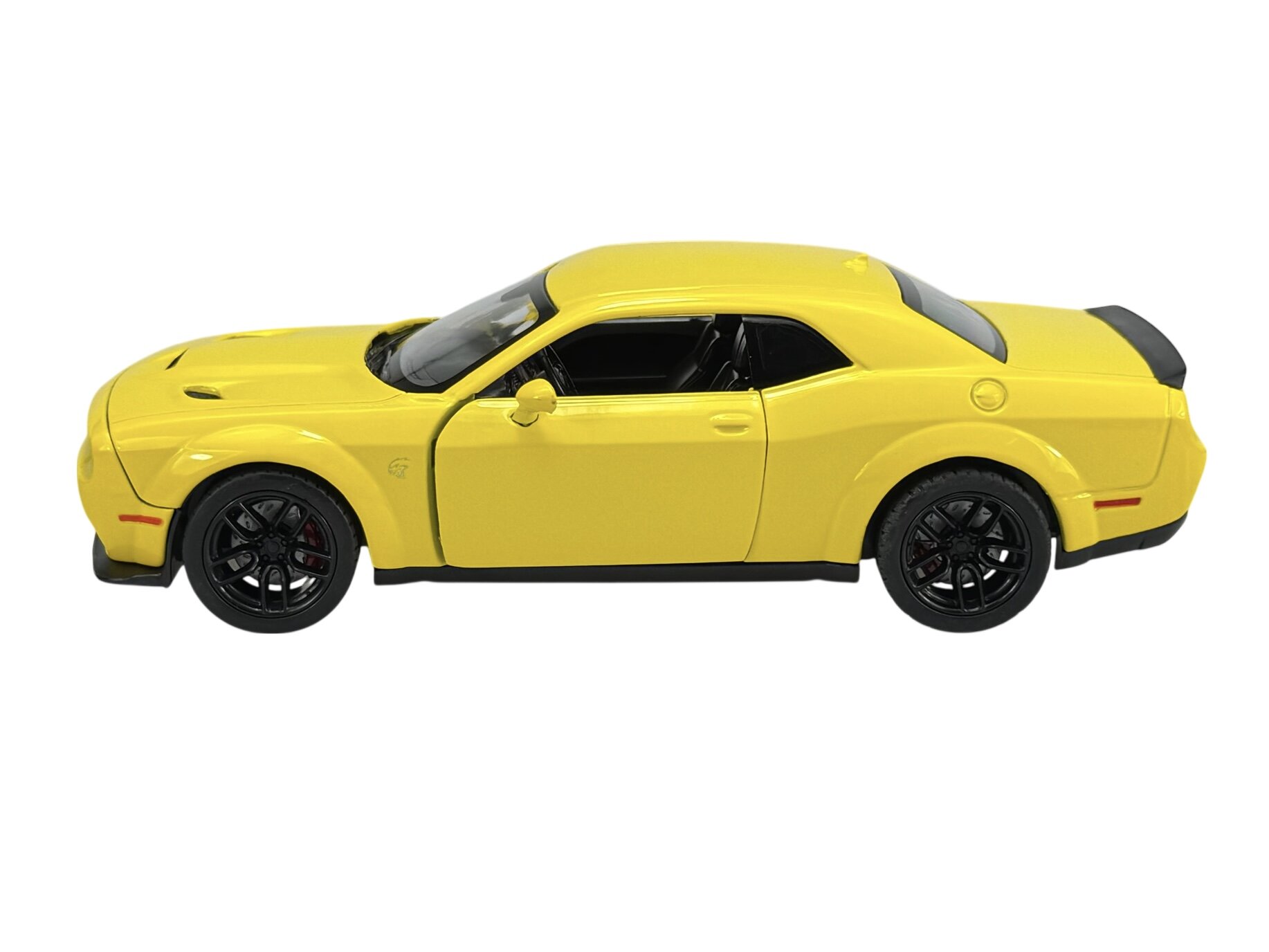 Żółty model samochodu sportowego z czarnymi felgami i ciemnymi szybami, widoczny z boku. Samochód ma aerodynamiczny kształt i czarny spoiler z tyłu.