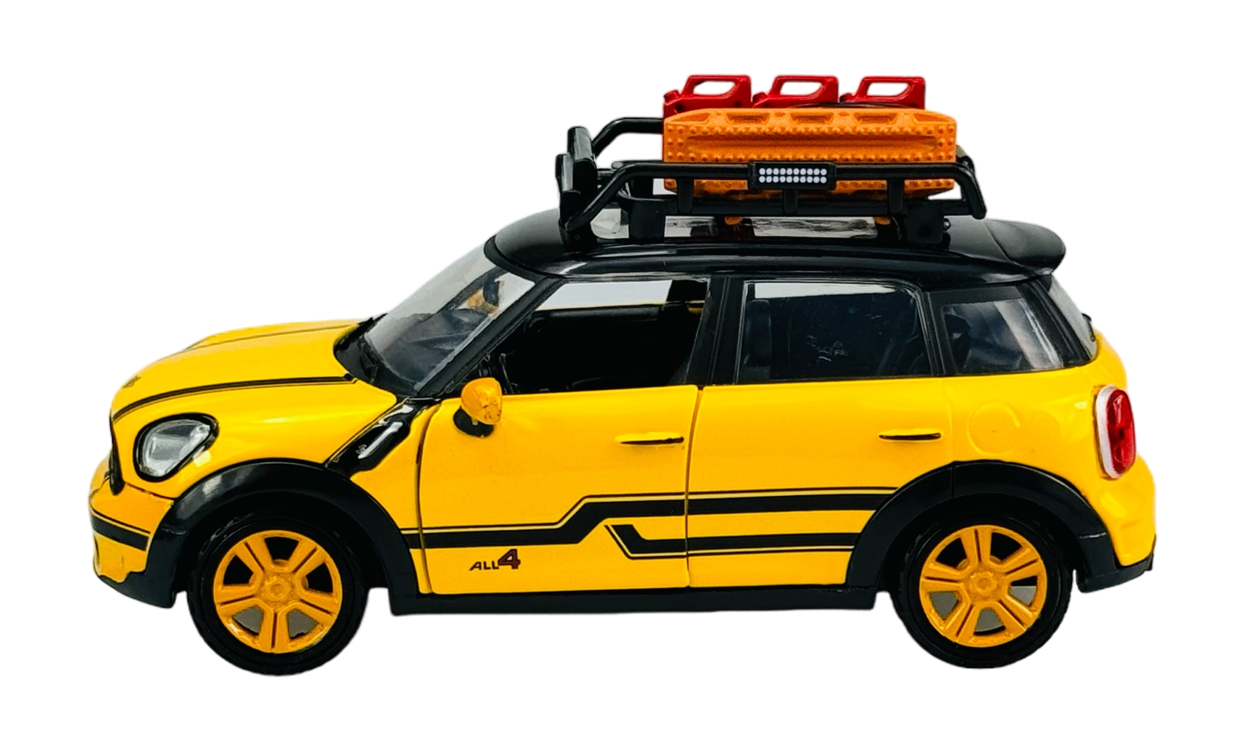 Model samochodu w kolorze żółtym z czarnymi detalami, z napisem \'ALL4\' na boku. Na dachu znajduje się bagażnik z pomarańczowym ładunkiem i czerwonymi elementami.