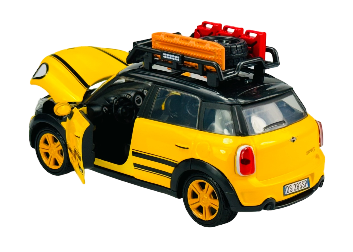 Żółty model samochodu Mini Cooper z otwartymi drzwiami i maską, z bagażnikiem dachowym zawierającym koło zapasowe i inne akcesoria. Na tablicy rejestracyjnej widnieje napis \'DS 283 SP\'.