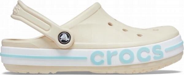 Beżowe chodaki z otworami wentylacyjnymi i paskiem na piętę. Na białej podeszwie znajduje się niebieski napis \'crocs\'.
