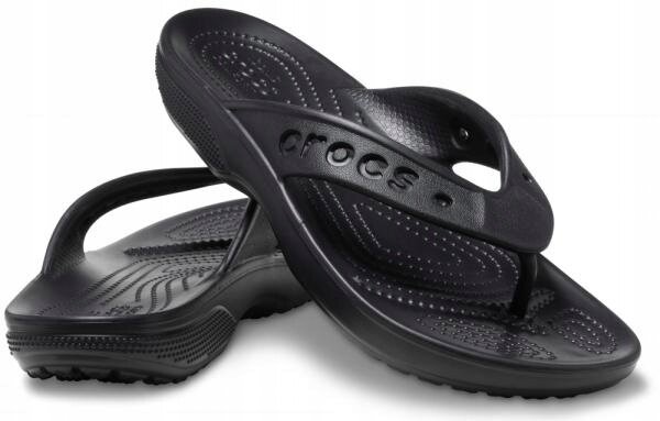 Czarne klapki typu japonki z widocznym logo \'crocs\' na pasku. Podeszwa ma teksturę z wypustkami.