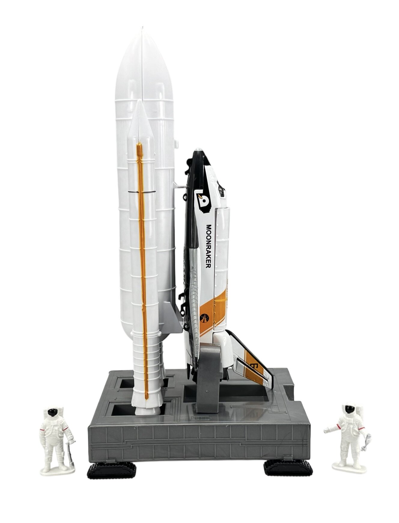 Model wahadłowca kosmicznego z napisem \'MOONRAKER\' na boku, umieszczony na szarej podstawce. Obok znajdują się dwie figurki astronautów w białych skafandrach.