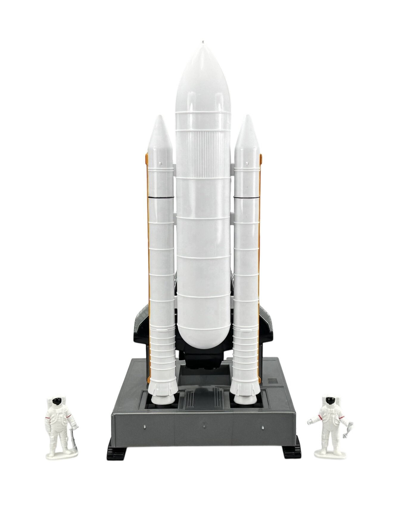 Model wahadłowca kosmicznego z dwoma rakietami bocznymi na szarej podstawce. Obok znajdują się dwie figurki astronautów w białych skafandrach.