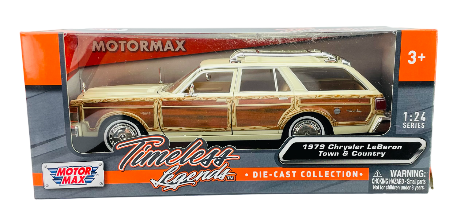 Model samochodu 1979 Chrysler LeBaron Town & Country w skali 1:24, w kolorze beżowym z drewnianymi panelami, zapakowany w pudełko z napisem \'Timeless Legends\'. Na opakowaniu widoczne jest logo \'Motormax\' oraz ostrzeżenie o małych częściach dla dzieci poniżej 3 lat.