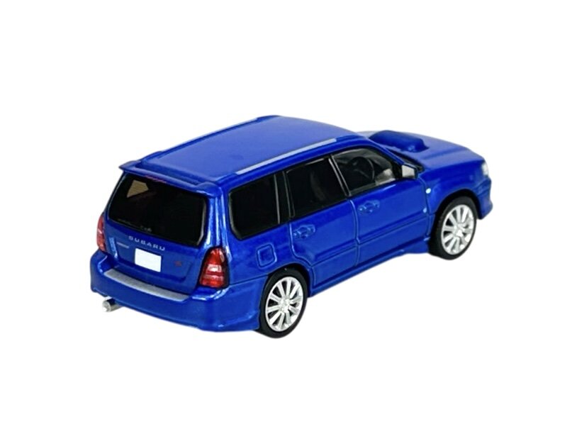 Model metalowy samochodu w kolorze niebieskim, przedstawiający Subaru Forester STI w skali 1:64. Na tylnej części widoczne jest logo \'Subaru\'.