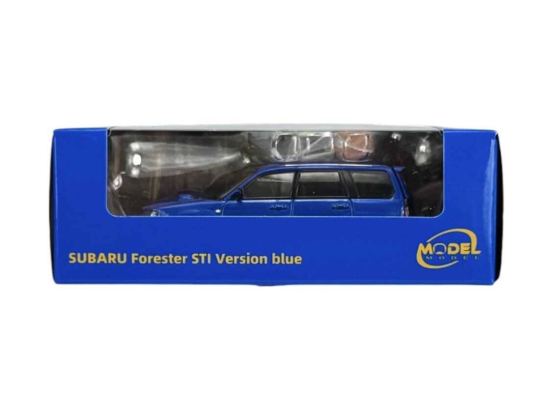 Opakowanie modelu samochodu w kolorze niebieskim z napisem \'SUBARU Forester STI Version blue\'. Widoczne jest logo \'MODEL\' na opakowaniu.