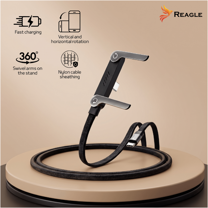 Obraz przedstawia czarny kabel USB-C z podstawką stojakiem na okrągłej platformie. Widoczne są napisy: \'Fast charging\', \'Vertical and horizontal rotation\', \'360° Swivel arms on the stand\', \'Nylon cable sheathing\' oraz logo \'Reagle\'.